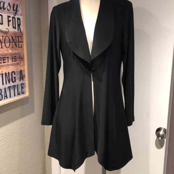 Classic Black Blazer with Tailored Fit and Notched Lapels - Picture 1 of 7